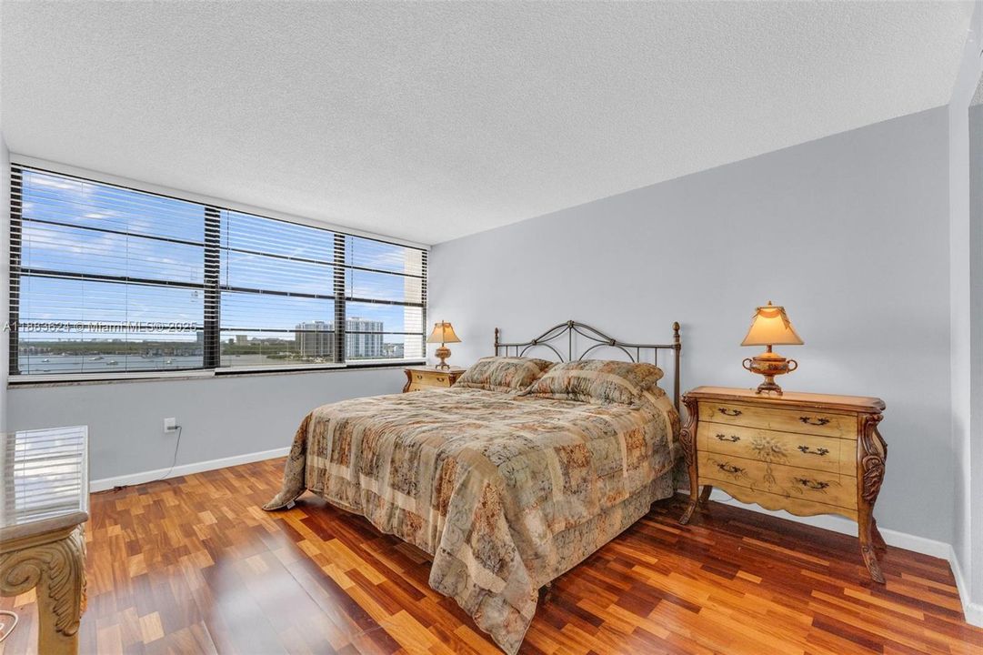 待售: $209,900 (1 贝兹, 1 浴室, 1005 平方英尺)