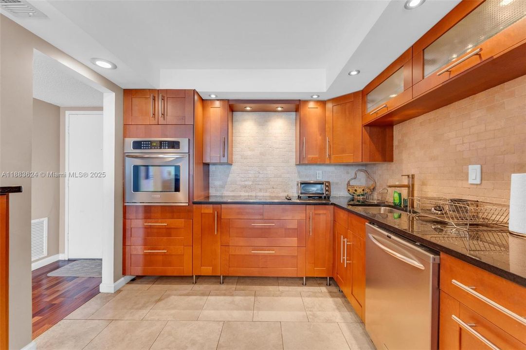 待售: $209,900 (1 贝兹, 1 浴室, 1005 平方英尺)