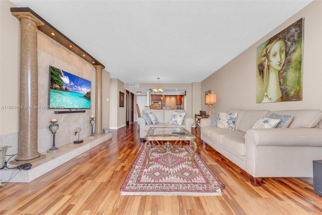 待售: $209,900 (1 贝兹, 1 浴室, 1005 平方英尺)