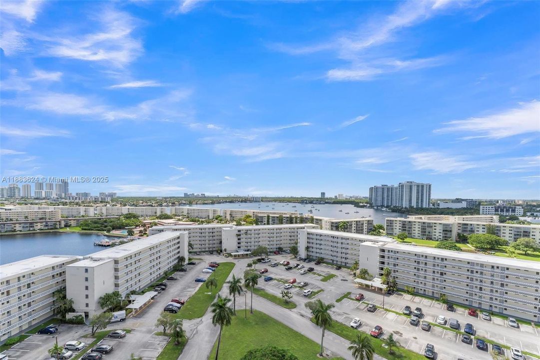 待售: $209,900 (1 贝兹, 1 浴室, 1005 平方英尺)