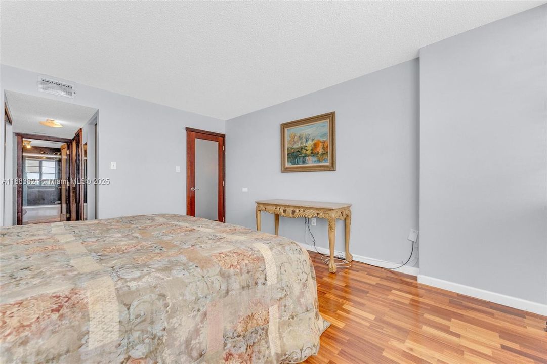 待售: $209,900 (1 贝兹, 1 浴室, 1005 平方英尺)