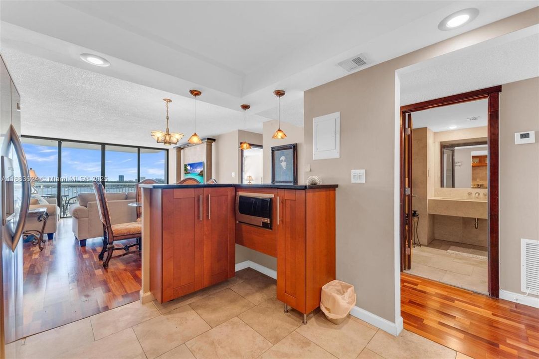 待售: $209,900 (1 贝兹, 1 浴室, 1005 平方英尺)