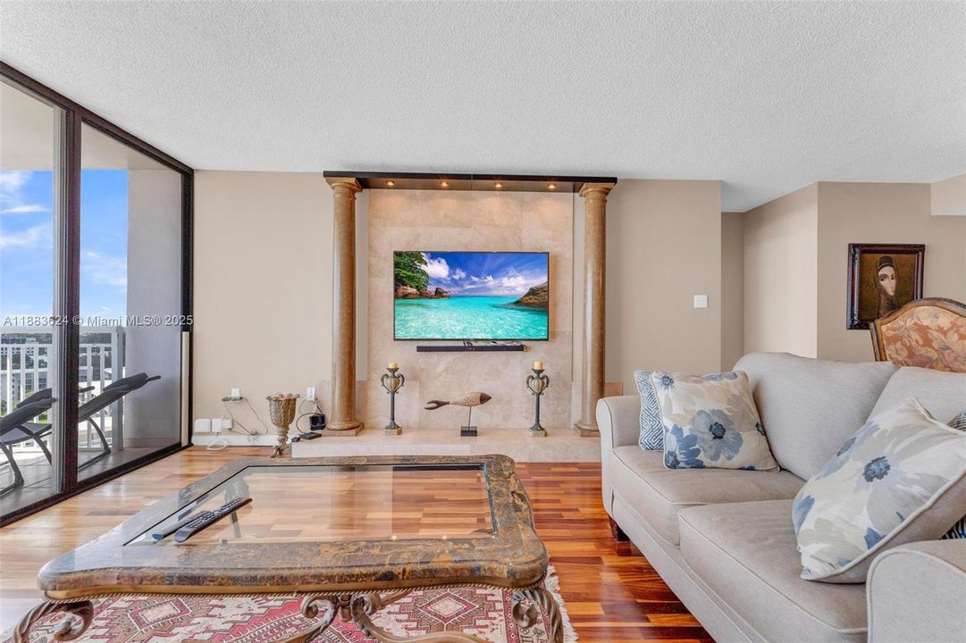 待售: $209,900 (1 贝兹, 1 浴室, 1005 平方英尺)