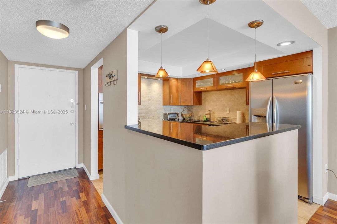 待售: $209,900 (1 贝兹, 1 浴室, 1005 平方英尺)