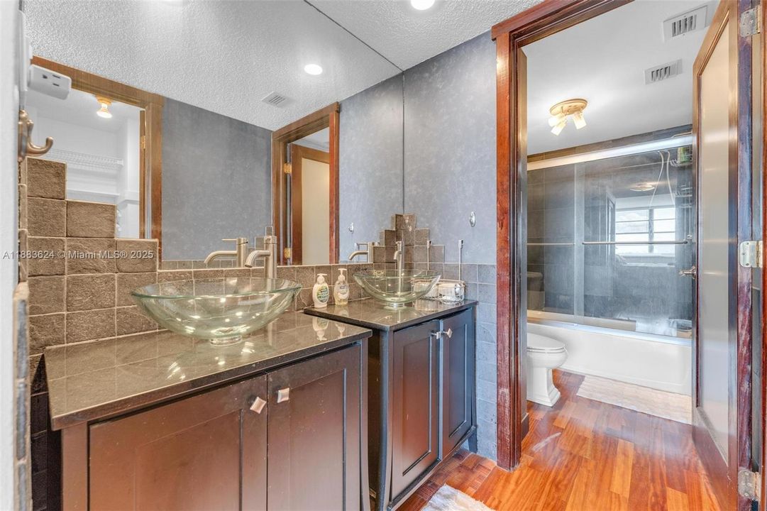 待售: $209,900 (1 贝兹, 1 浴室, 1005 平方英尺)