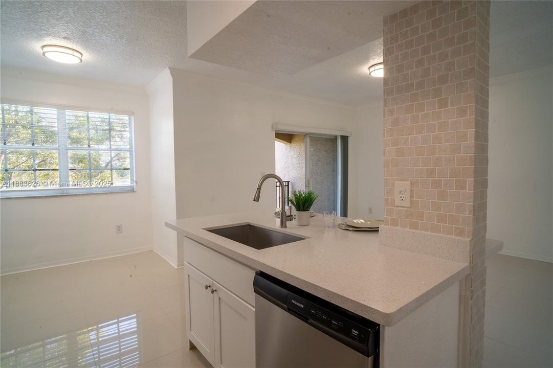 Recently Rented: $2,250 (1 beds, 1 baths, 810 Square Feet)