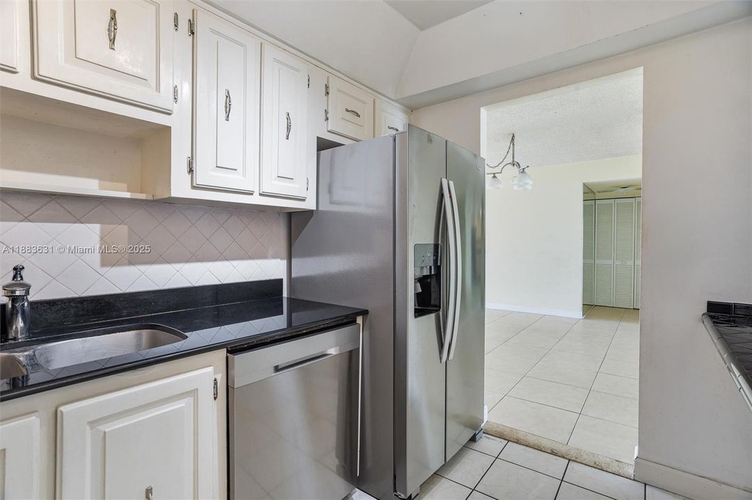 For Sale: $595,000 (2 beds, 2 baths, 1100 Square Feet)