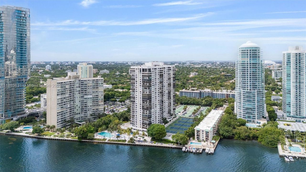 For Sale: $595,000 (2 beds, 2 baths, 1100 Square Feet)