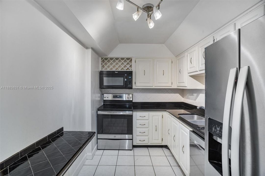 For Sale: $595,000 (2 beds, 2 baths, 1100 Square Feet)