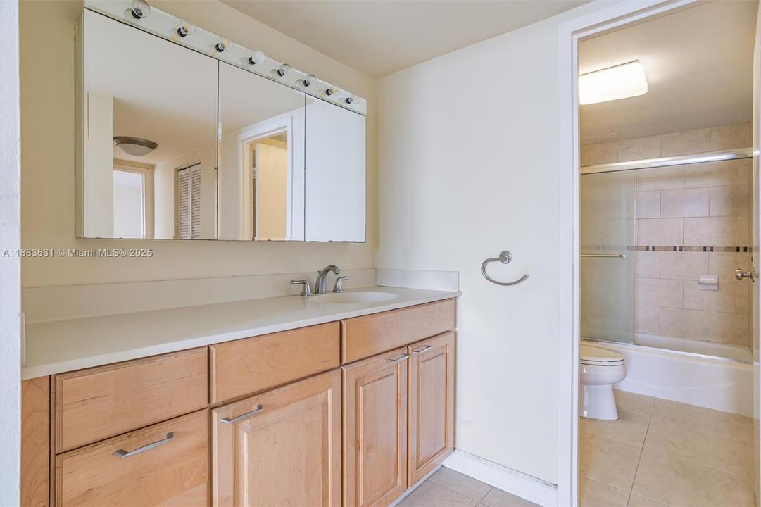 For Sale: $595,000 (2 beds, 2 baths, 1100 Square Feet)