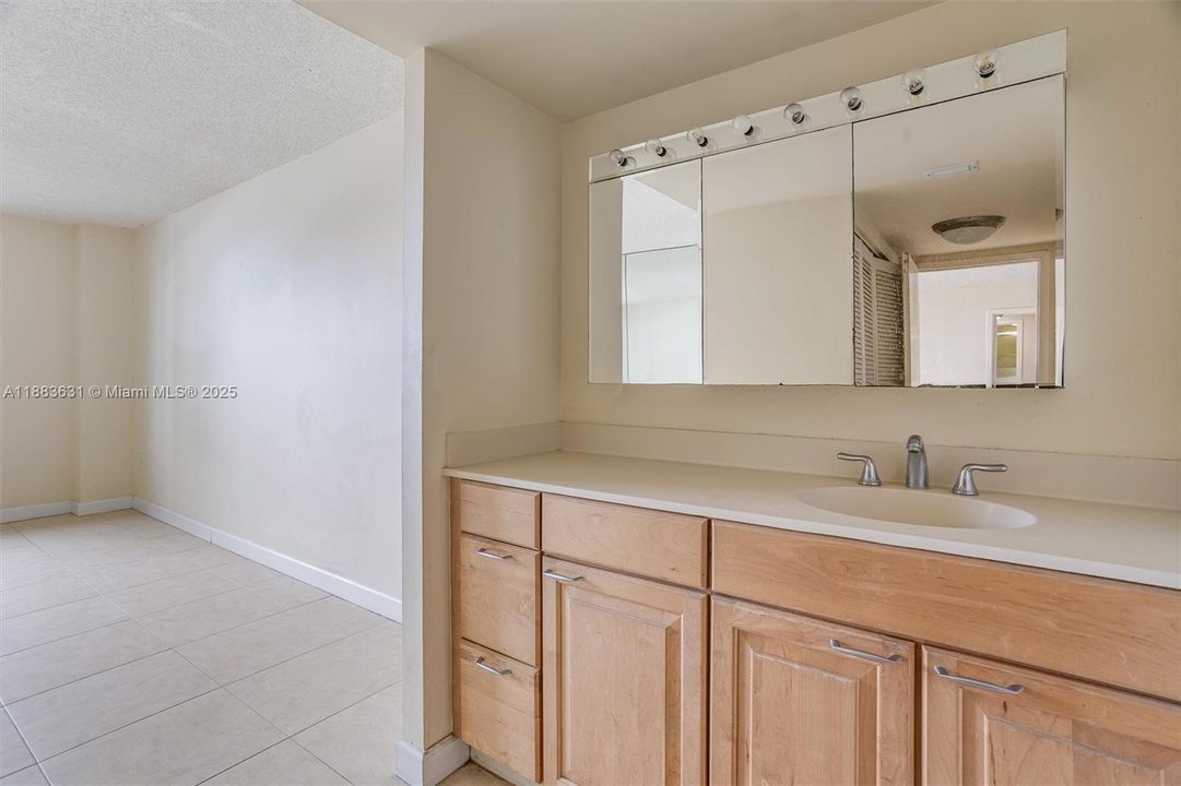 For Sale: $595,000 (2 beds, 2 baths, 1100 Square Feet)