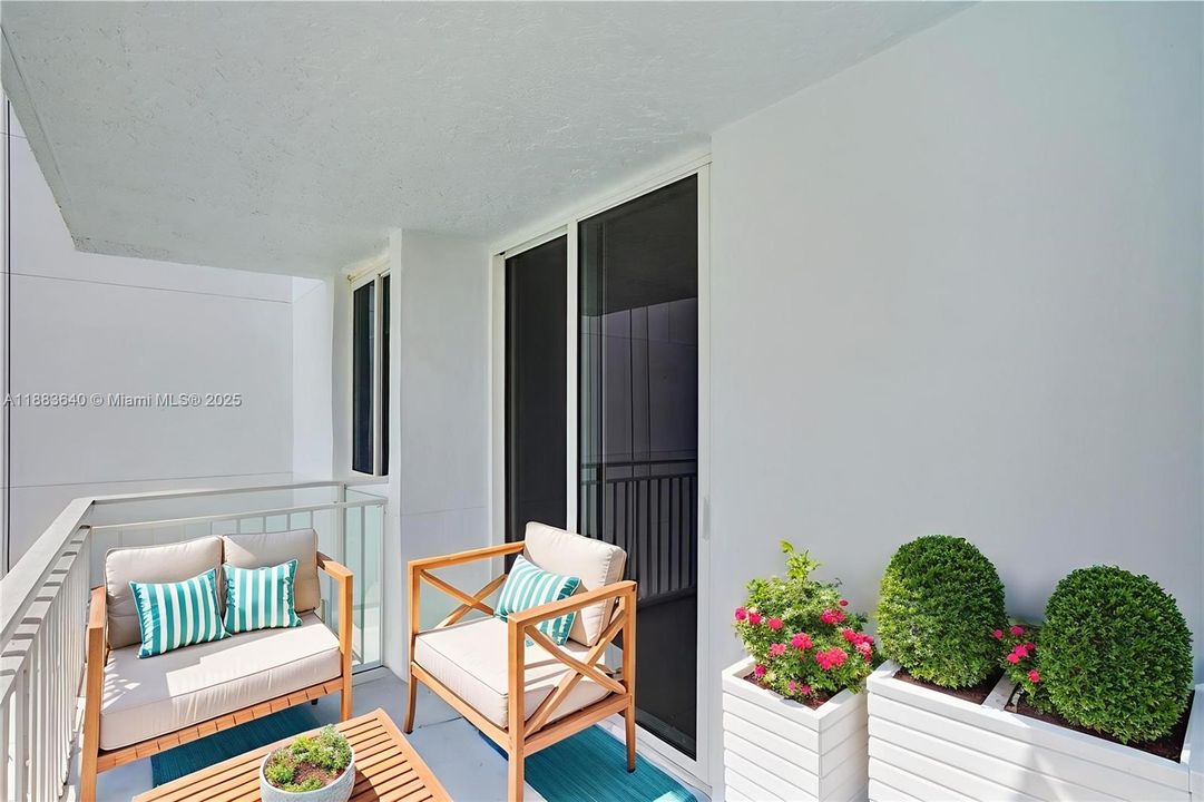 待售: $330,000 (2 贝兹, 2 浴室, 848 平方英尺)