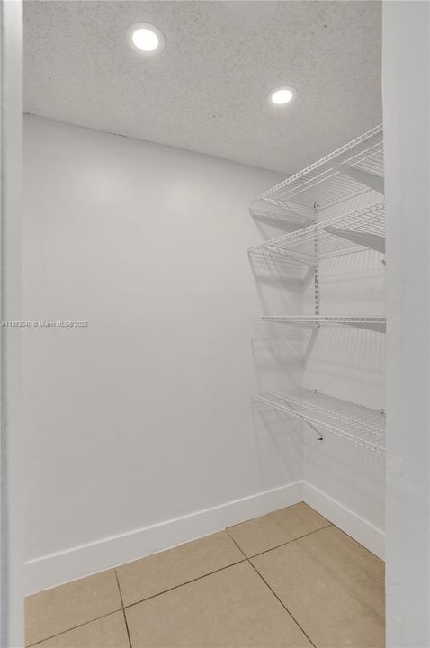 待售: $330,000 (2 贝兹, 2 浴室, 848 平方英尺)