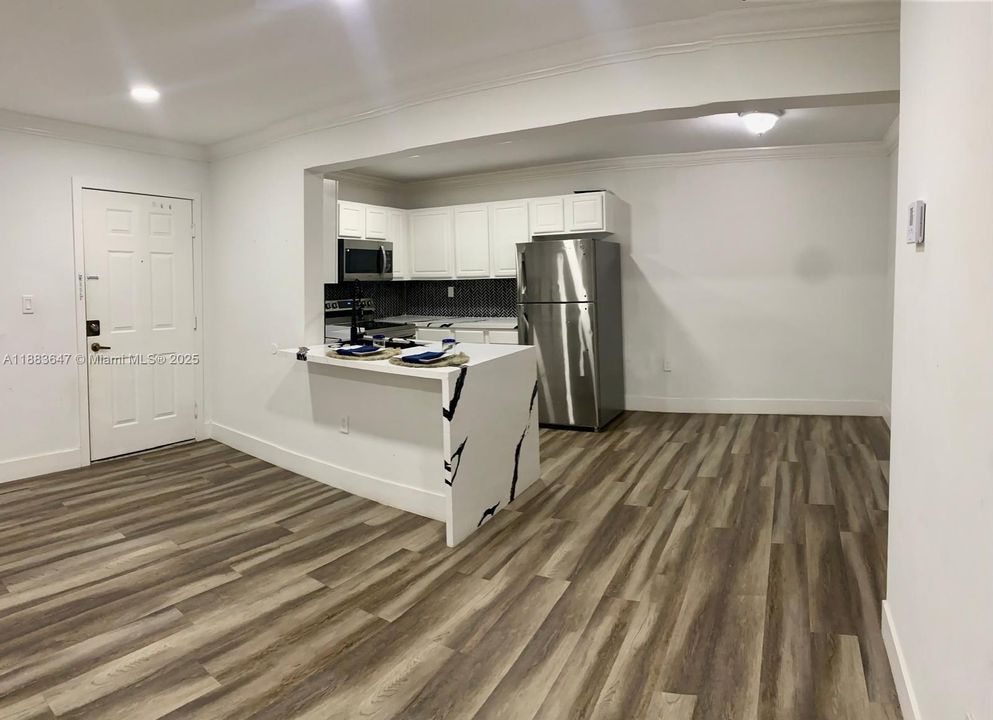 Active With Contract: $1,950 (1 beds, 1 baths, 739 Square Feet)