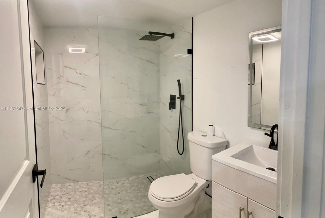 Active With Contract: $1,950 (1 beds, 1 baths, 739 Square Feet)
