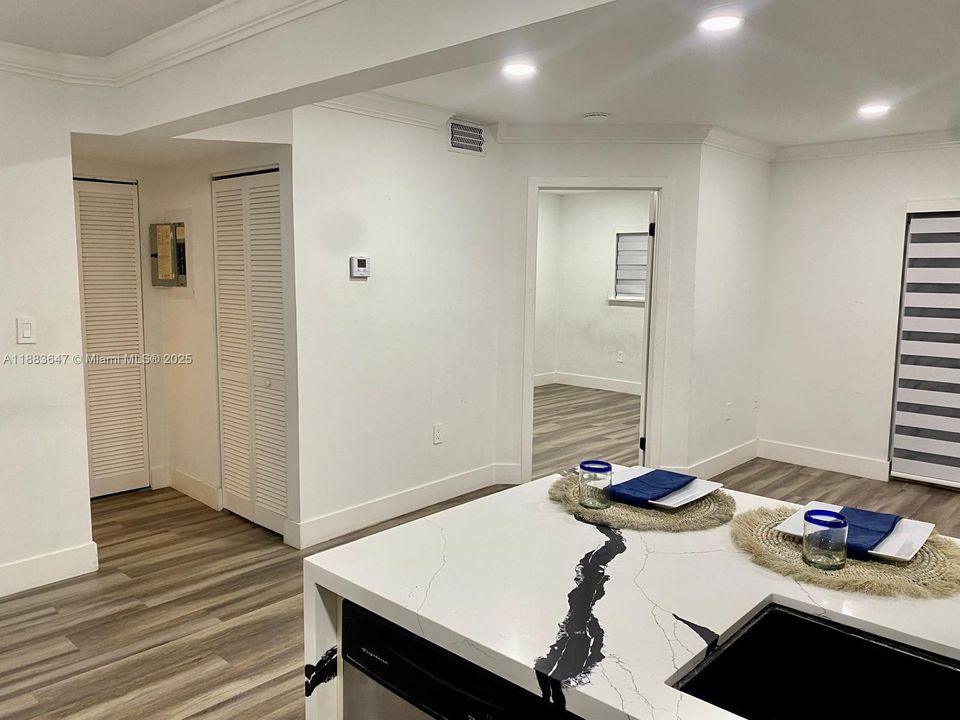 Active With Contract: $1,950 (1 beds, 1 baths, 739 Square Feet)