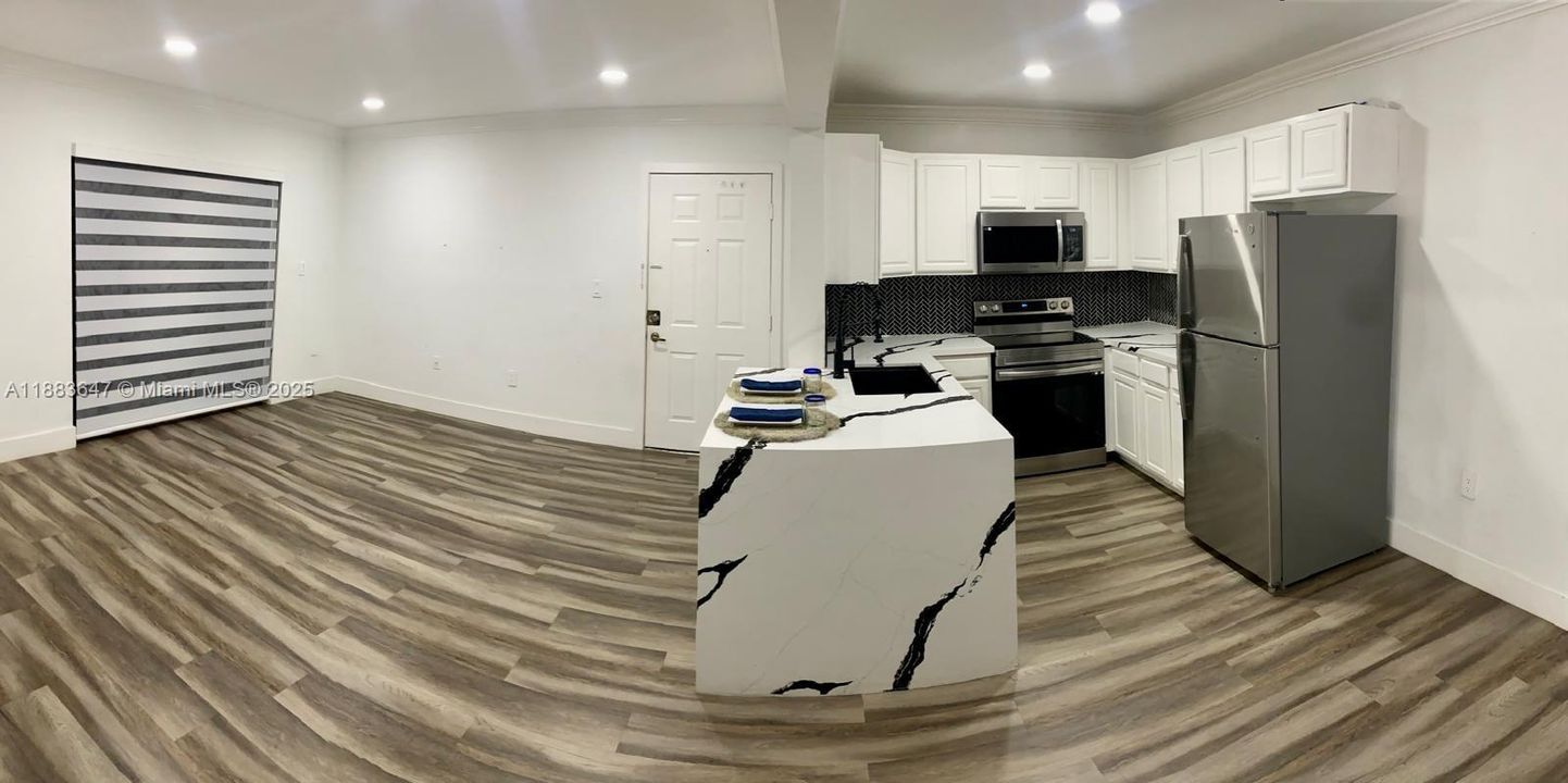 Active With Contract: $1,950 (1 beds, 1 baths, 739 Square Feet)