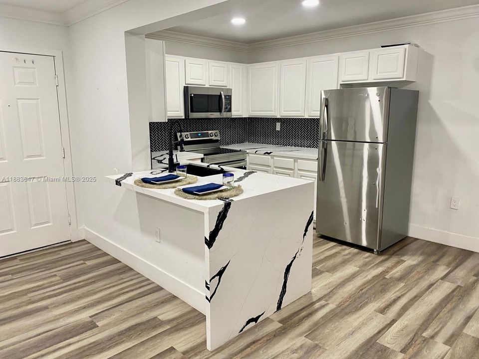 Active With Contract: $1,950 (1 beds, 1 baths, 739 Square Feet)