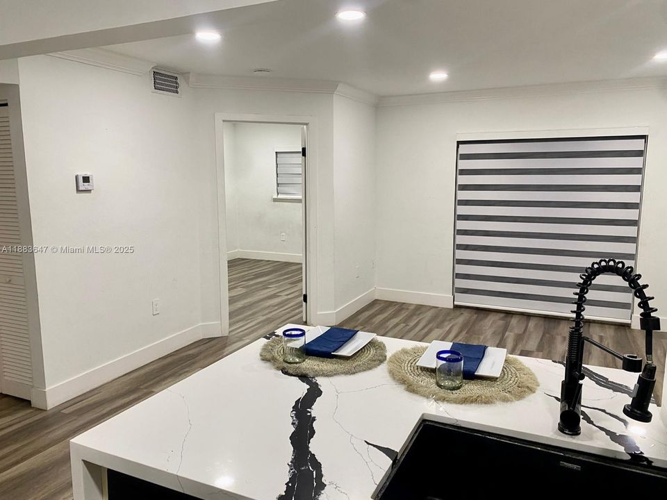 Active With Contract: $1,950 (1 beds, 1 baths, 739 Square Feet)