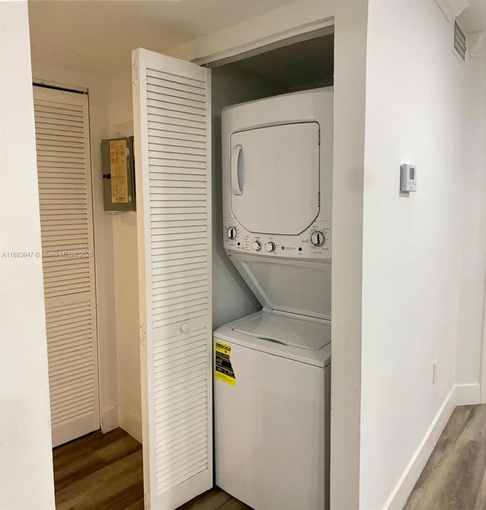 Active With Contract: $1,950 (1 beds, 1 baths, 739 Square Feet)