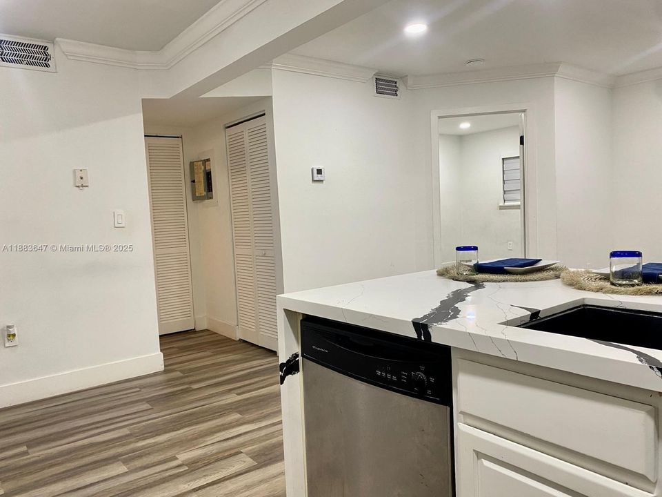 Active With Contract: $1,950 (1 beds, 1 baths, 739 Square Feet)
