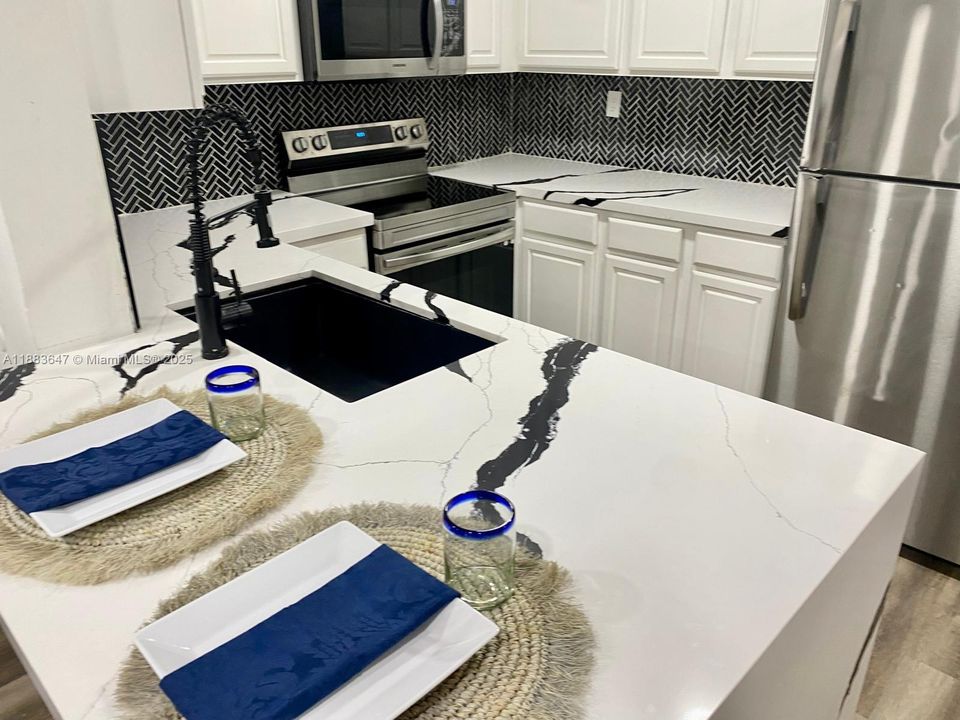 Active With Contract: $1,950 (1 beds, 1 baths, 739 Square Feet)