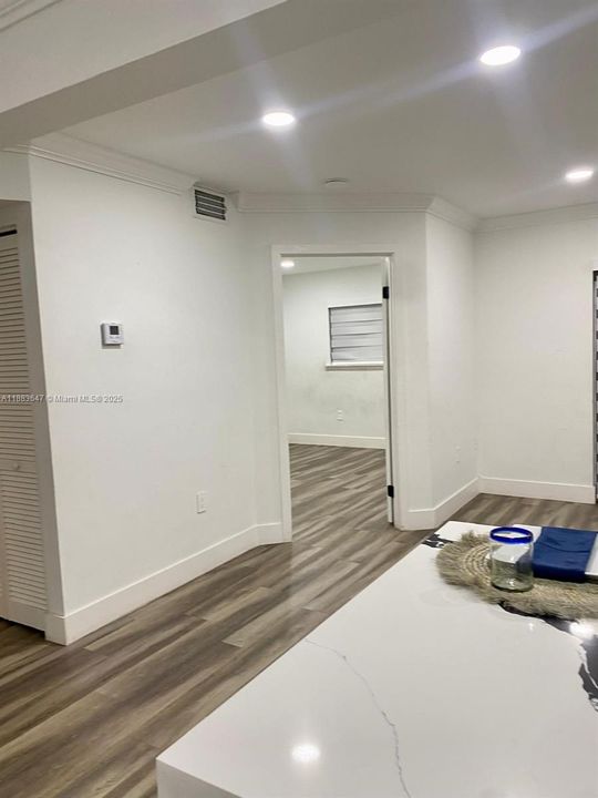 Active With Contract: $1,950 (1 beds, 1 baths, 739 Square Feet)