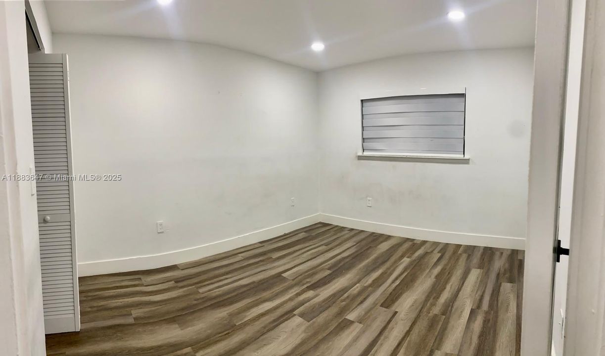 Active With Contract: $1,950 (1 beds, 1 baths, 739 Square Feet)