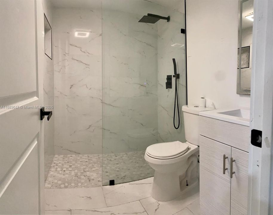 Active With Contract: $1,950 (1 beds, 1 baths, 739 Square Feet)