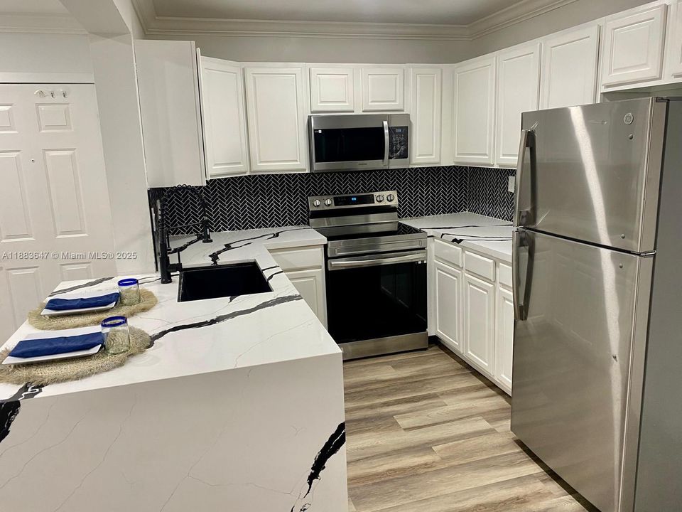 Active With Contract: $1,950 (1 beds, 1 baths, 739 Square Feet)