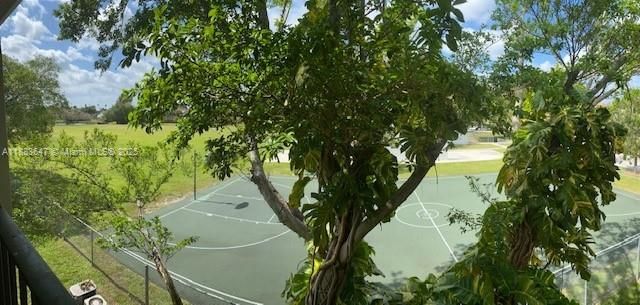 Active With Contract: $1,950 (1 beds, 1 baths, 739 Square Feet)