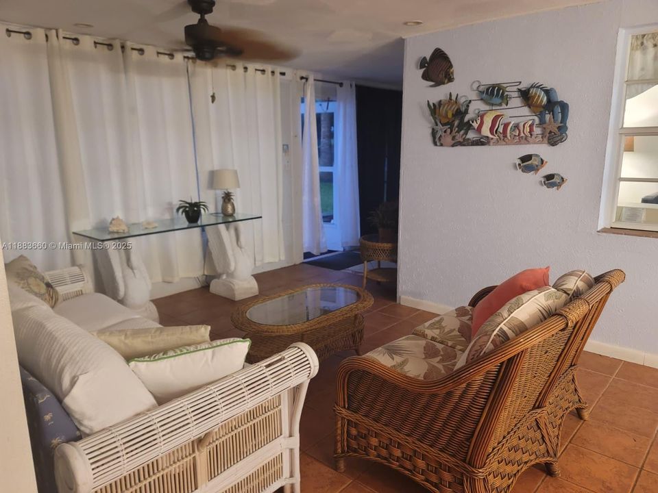 В аренду: $2,400 (2 спален, 1 ванн, 840 Квадратных фут)