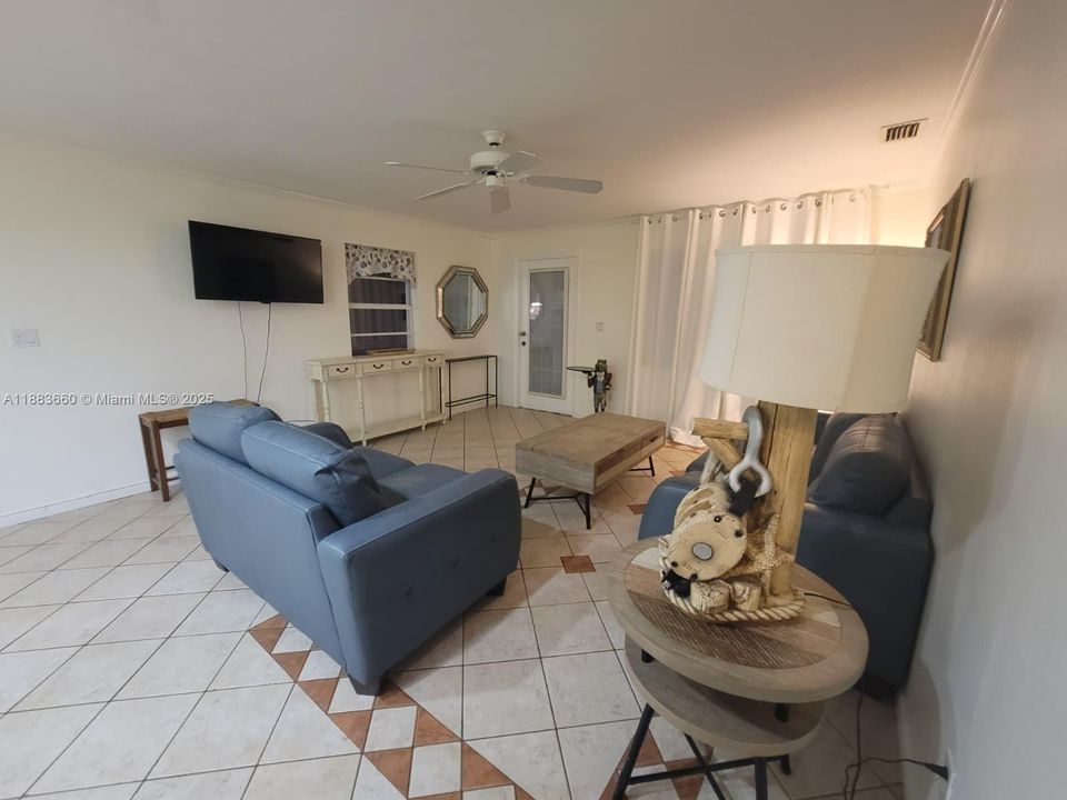 В аренду: $2,400 (2 спален, 1 ванн, 840 Квадратных фут)