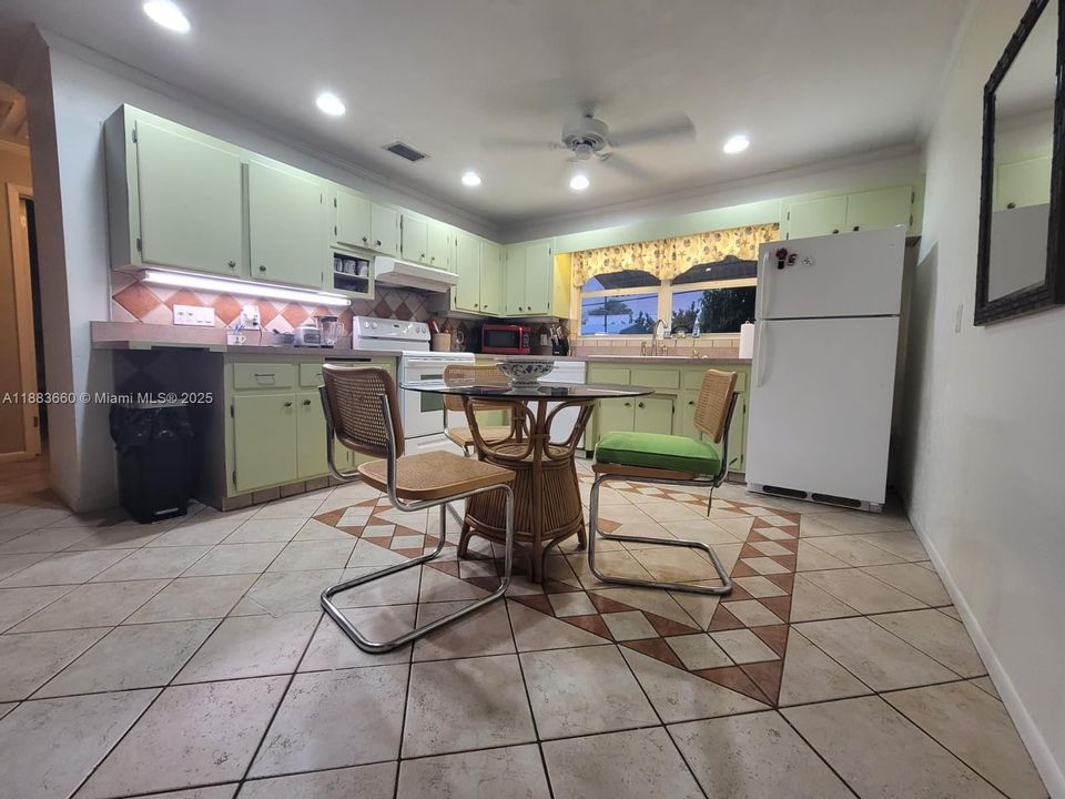 В аренду: $2,400 (2 спален, 1 ванн, 840 Квадратных фут)