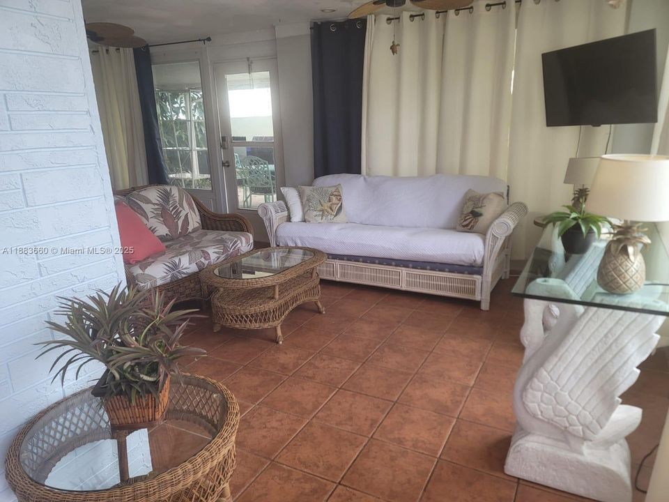 В аренду: $2,400 (2 спален, 1 ванн, 840 Квадратных фут)