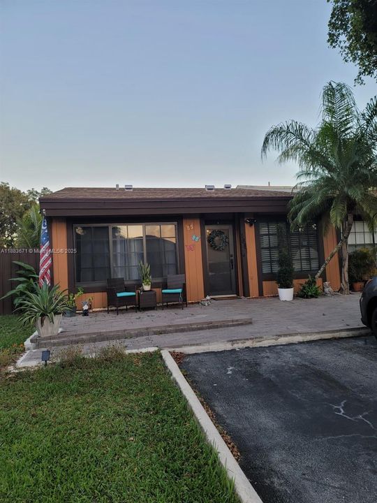 Active With Contract: $2,550 (2 beds, 2 baths, 1196 Square Feet)