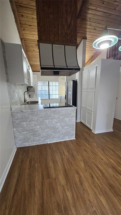 Active With Contract: $2,550 (2 beds, 2 baths, 1196 Square Feet)