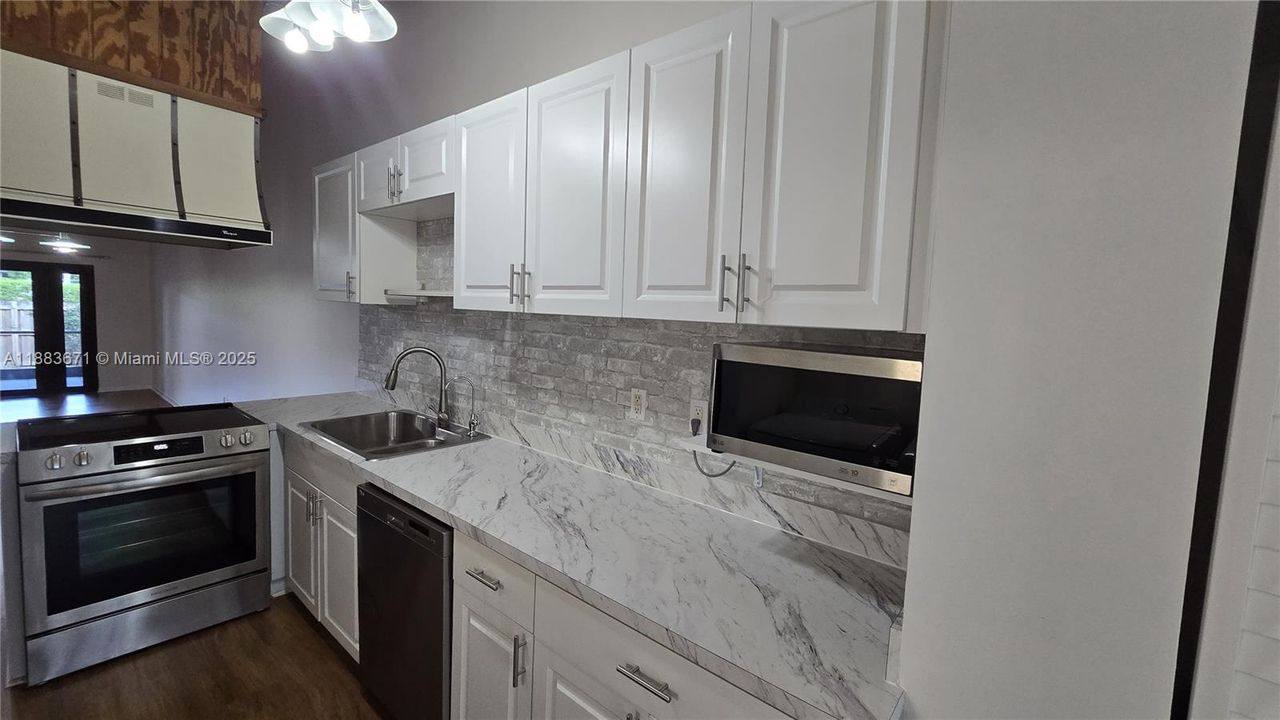 Active With Contract: $2,550 (2 beds, 2 baths, 1196 Square Feet)