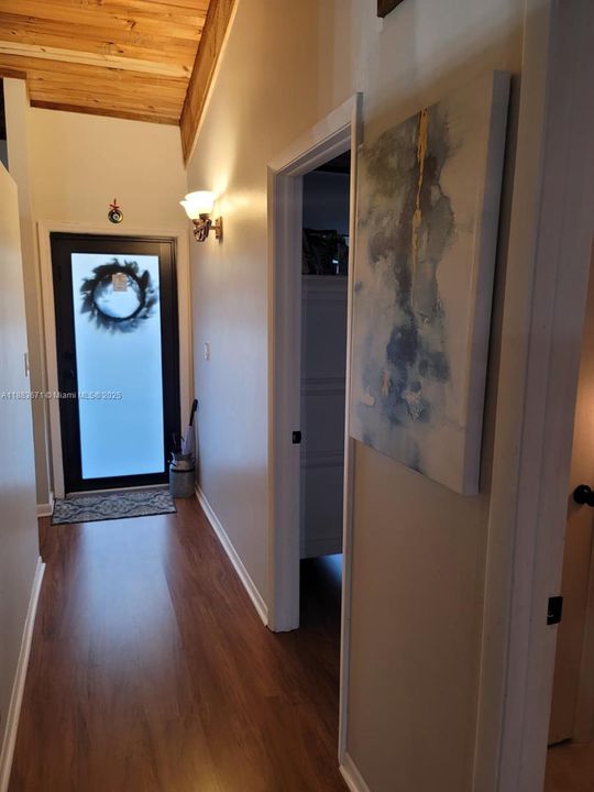 Active With Contract: $2,550 (2 beds, 2 baths, 1196 Square Feet)