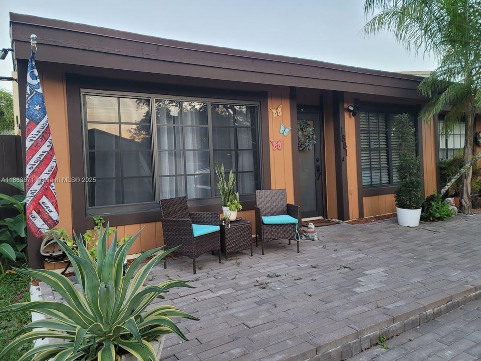 Active With Contract: $2,550 (2 beds, 2 baths, 1196 Square Feet)