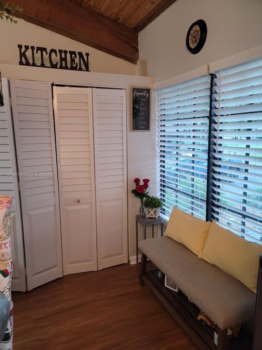 Active With Contract: $2,550 (2 beds, 2 baths, 1196 Square Feet)