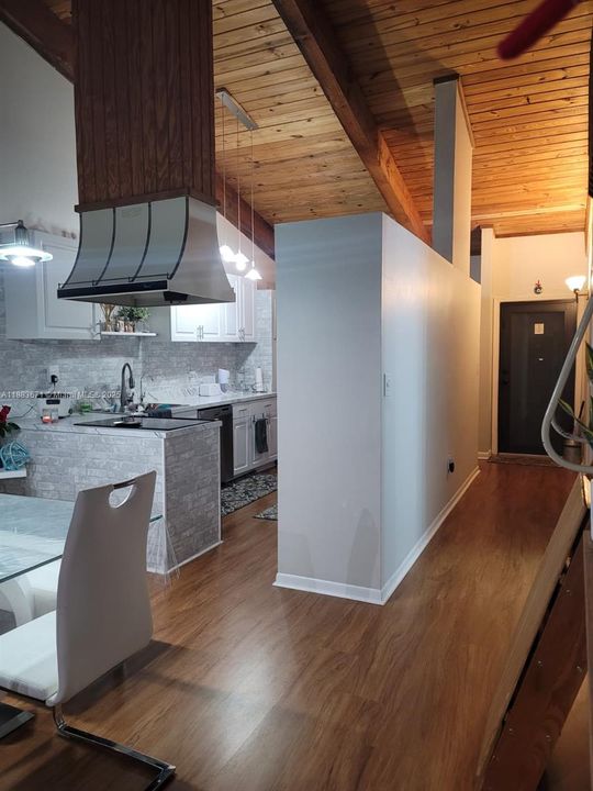 Active With Contract: $2,550 (2 beds, 2 baths, 1196 Square Feet)