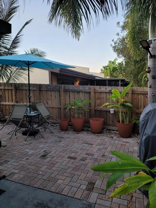 Active With Contract: $2,550 (2 beds, 2 baths, 1196 Square Feet)