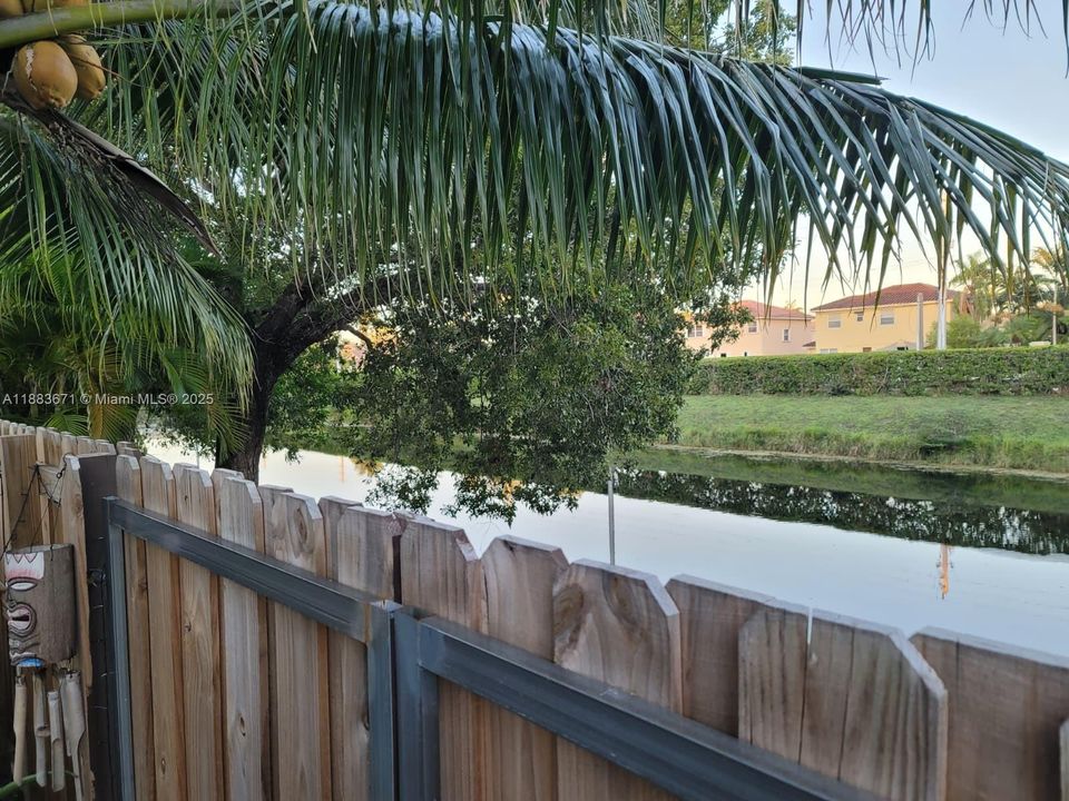 Active With Contract: $2,550 (2 beds, 2 baths, 1196 Square Feet)