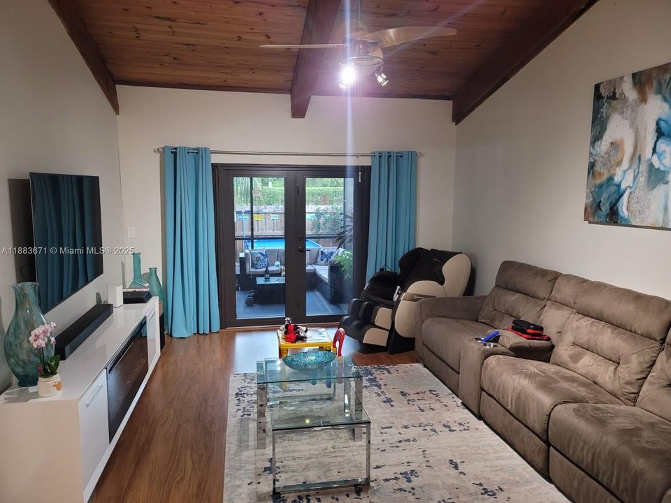 Active With Contract: $2,550 (2 beds, 2 baths, 1196 Square Feet)