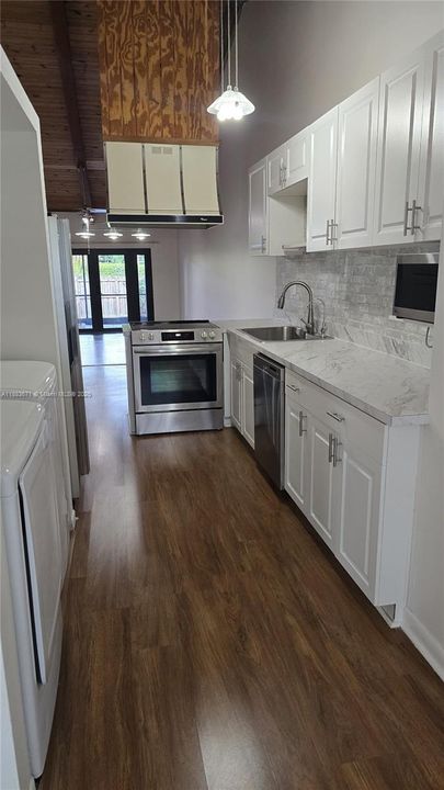 Active With Contract: $2,550 (2 beds, 2 baths, 1196 Square Feet)