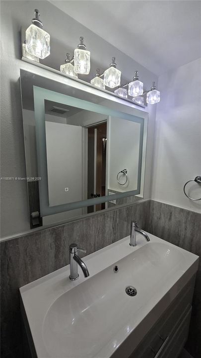 Active With Contract: $2,550 (2 beds, 2 baths, 1196 Square Feet)