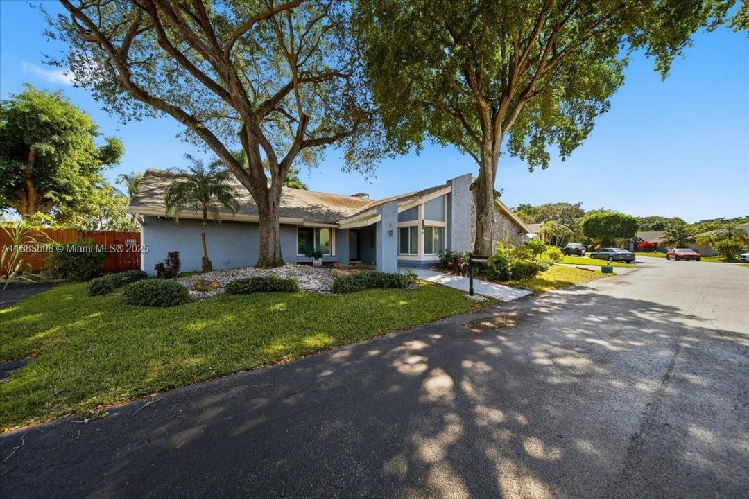 For Sale: $1,090,000 (4 beds, 3 baths, 2465 Square Feet)