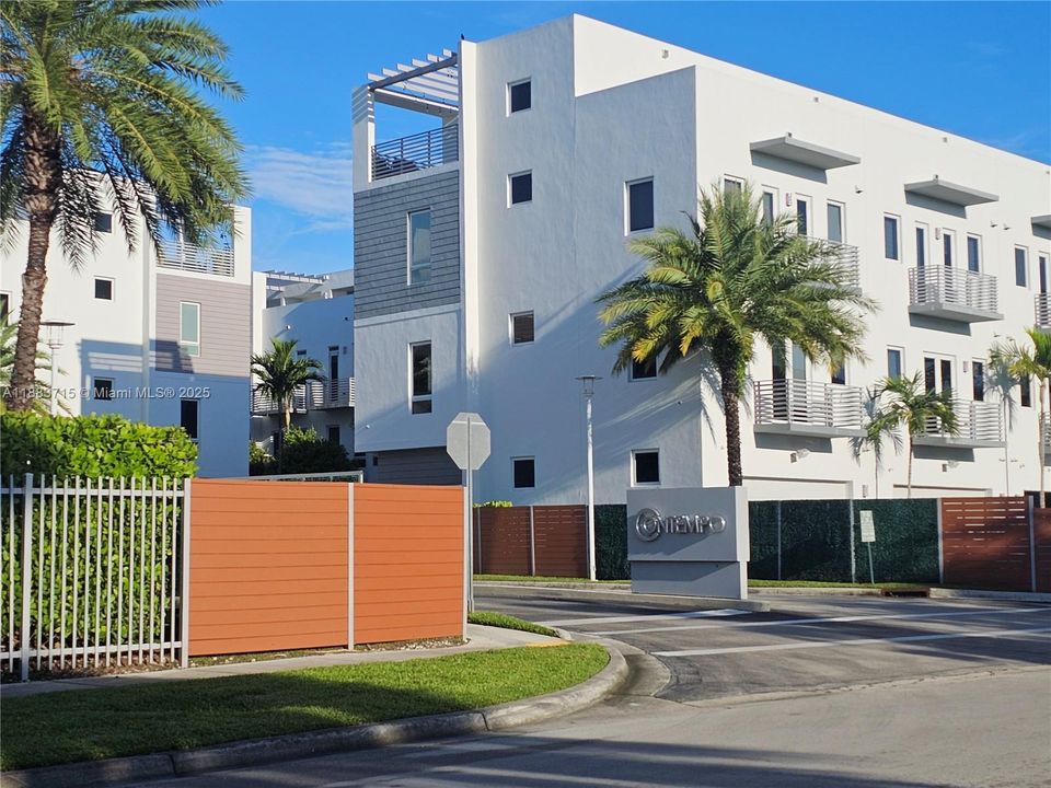 Под контрактом: $4,000 (4 спален, 3 ванн, 2408 Квадратных фут)