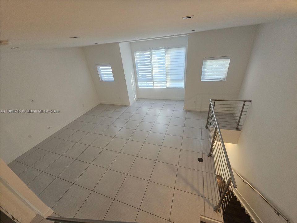 Под контрактом: $4,000 (4 спален, 3 ванн, 2408 Квадратных фут)